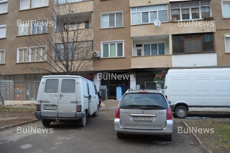 Извънредно! Запалиха хранителен магазин във Враца /снимки/