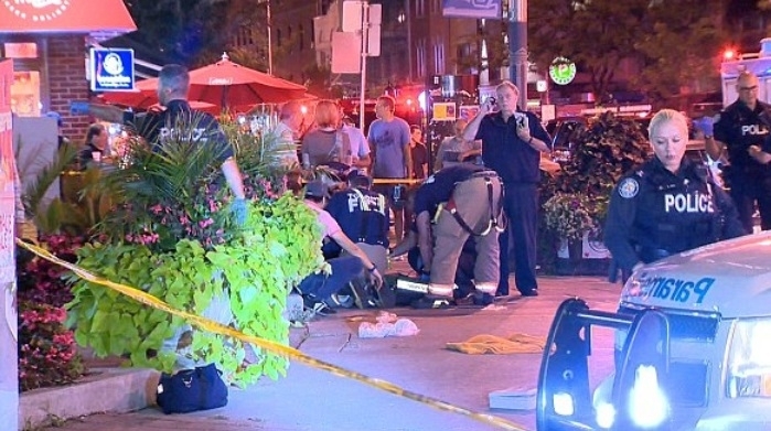 Най малко 16 души включително полицай загинаха в резултат на стрелба
