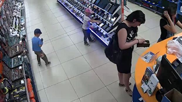 Баба която е оставила малолетното си внуче да краде от