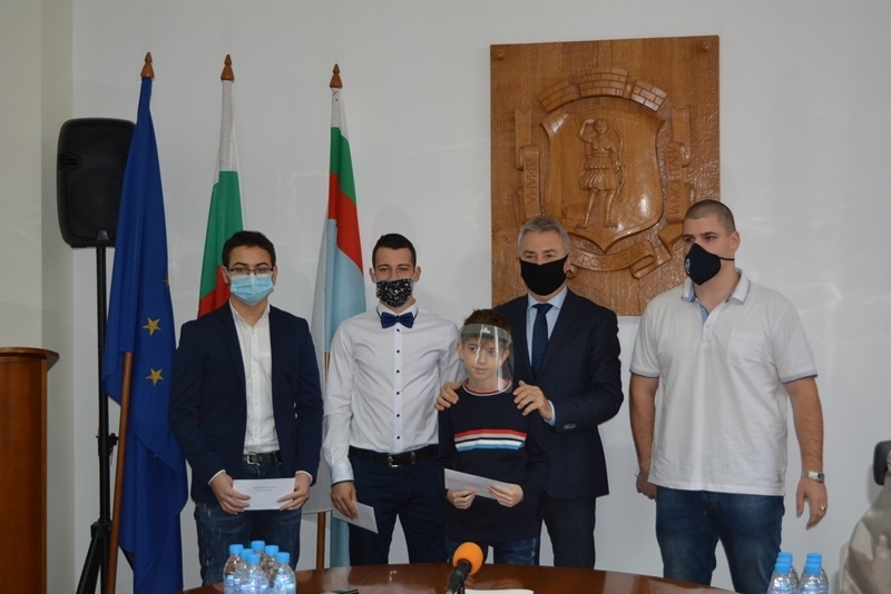 Кметът на Монтана Златко Живков връчи осем стипендии на деца