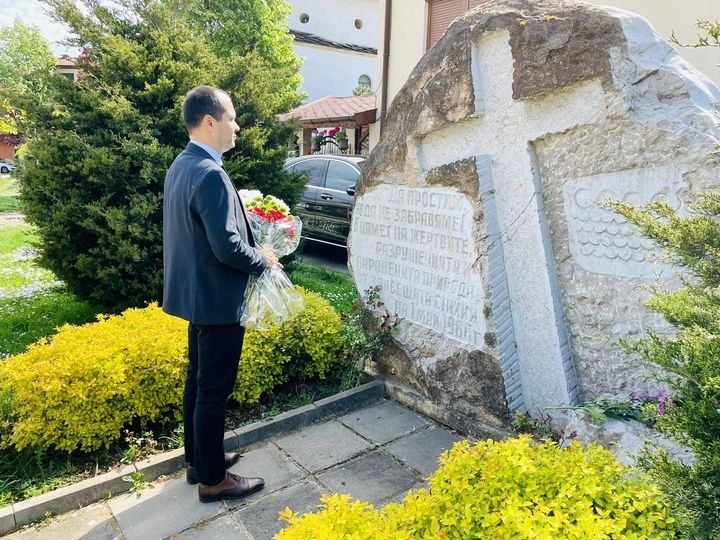Кметът Калин Каменов поднесе цветя пред паметния знак на загиналите