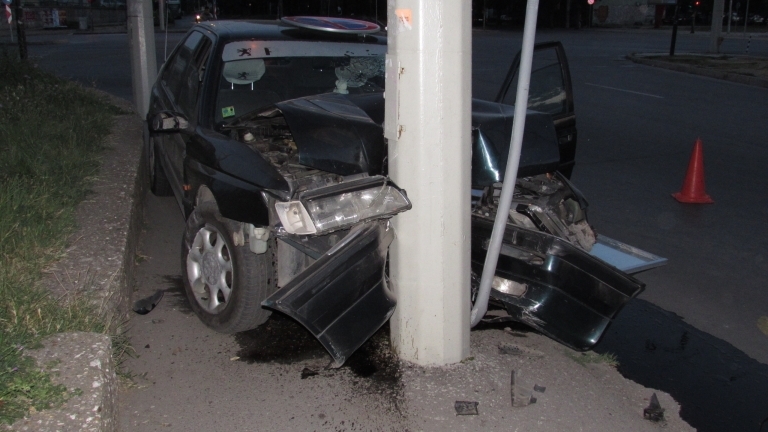 Пиян шофьор заби колата си в стълб във Вършец, съобщиха