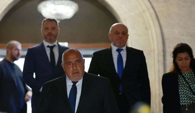 Според политолозите Цветанка Андреева и Любомир Стефанов по вероятният вариант са