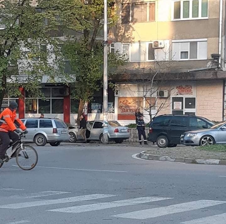 Кола е катастрофирала на натоварено кръгово кръстовище във Видин, научи