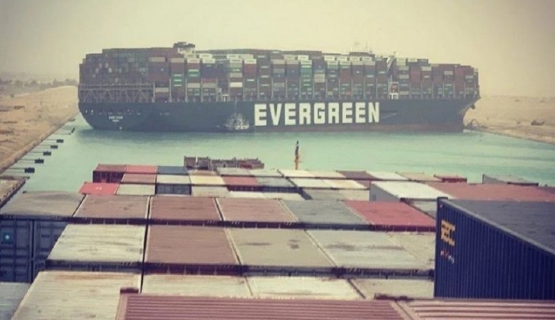 Дългият 400 метра контейнеровоз Евър Гивън който блокира от близо