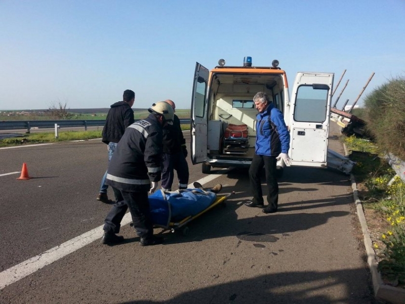 Шофьор загина при челен сблъсък на автомобила му в дърво