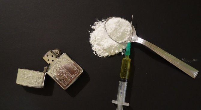 Двама мъже са задържани по обвинение за контрабанда на около