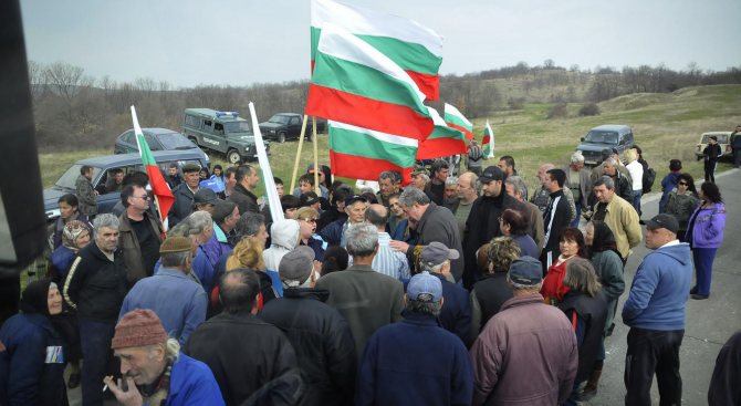 Животновъди от ямболската община Болярово блокираха пътя към селата Странджа,