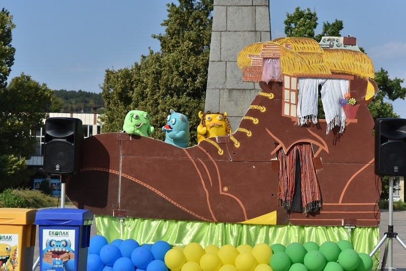 Забавното образователно куклено шоу “Приказка за юначета с празни тумбачета”