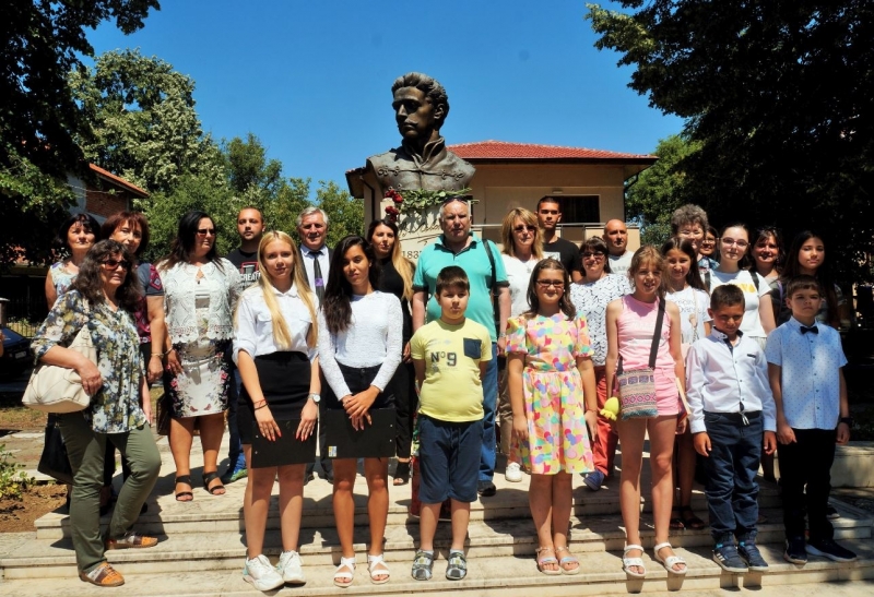 С поклонение пред бюст паметника на Васил Левски 1837 1873 днес Мездра