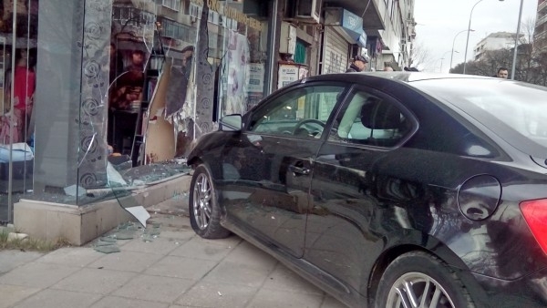 Кола се вряза в търговски център в София Инцидентът станал