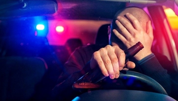 Полицаи хванаха мъртвопиян мъж зад волана във Враца съобщиха от