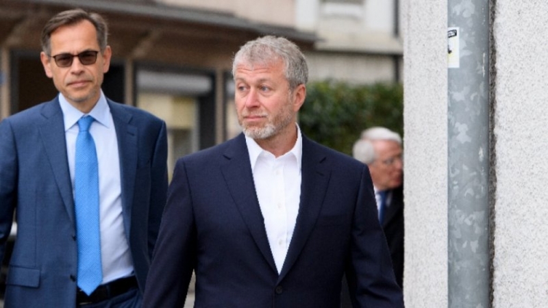 Руският бизнесмен Роман Абрамович и двама преговарящи за мир в