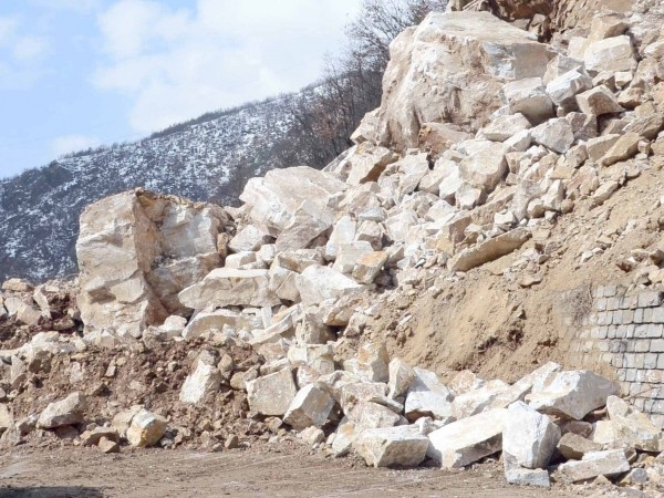 Взрив затвори главния път Е 79 между Мездра и Ботевград днес