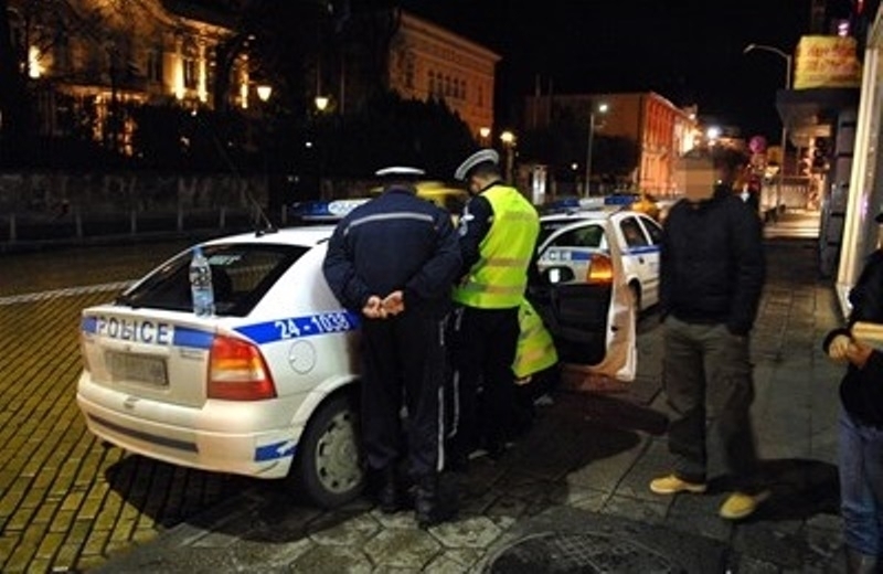 Полицаи са арестували пиян младеж зад волана в Козлодуй съобщиха