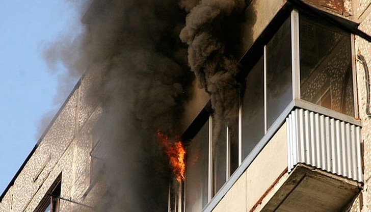 Пожар е избухнал на терасата на апартамент в Благоевград, съобщи