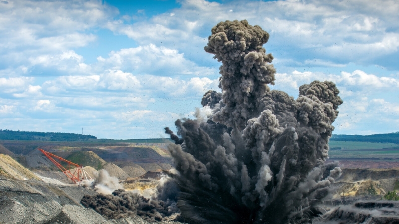 Най малко двама души загинаха а четирима са в неизвестност след взрив