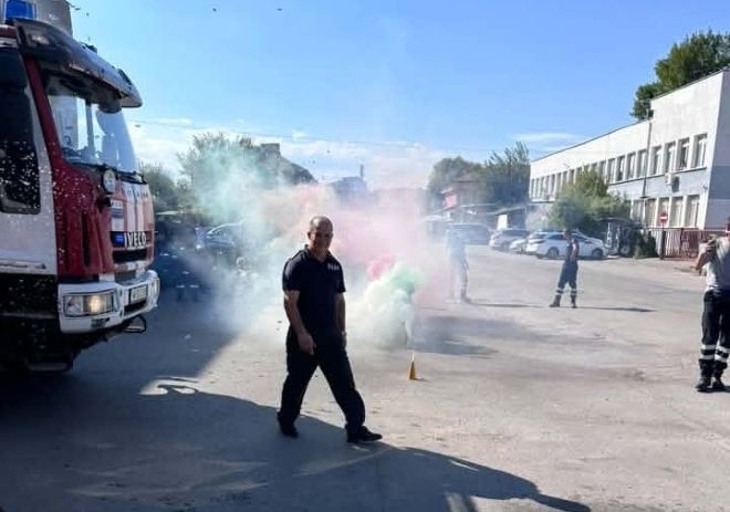 С ритуално къпане: Изпратиха в пенсия началника на пожарната в Монтана след дългогодишна служба /снимки+видео/