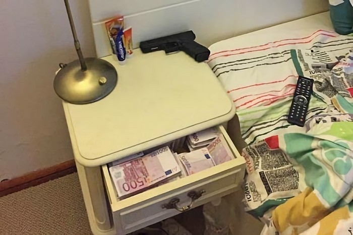 Огледало в дрешника на Бойко Борисов издаде кой стои зад