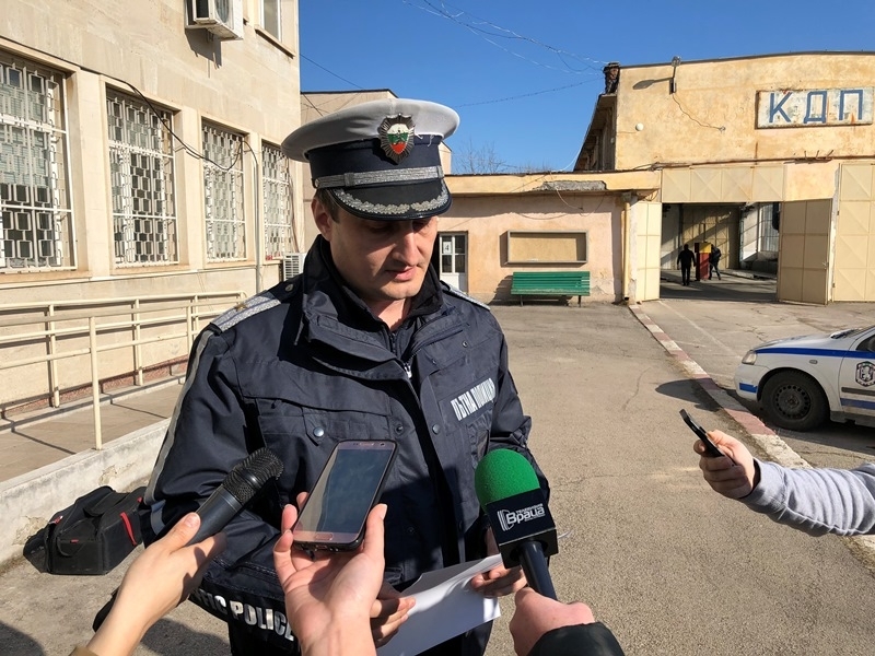 Ураганният вятър в събота бил отнесъл камион с ремарке пред