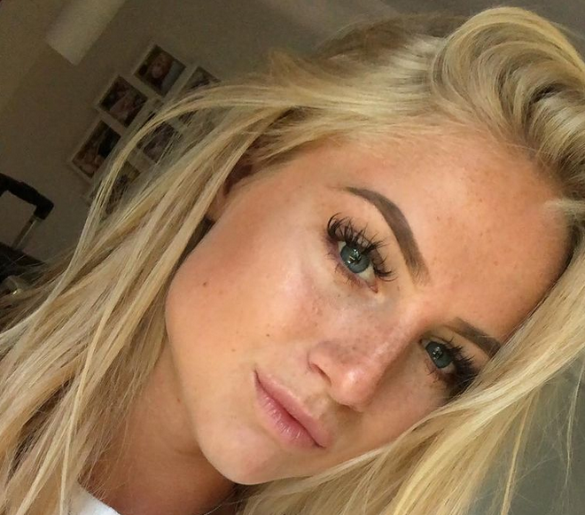 Двама играчи на Астън Вила изглежда се наслаждават на любовта