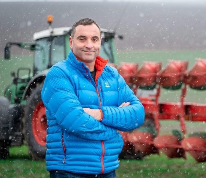 Стилиян Чомаковски е проспериращ млад човек който милее за родното