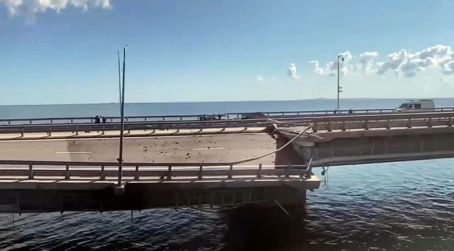 Москва: Кримският мост отново стана мишена за украински дронове