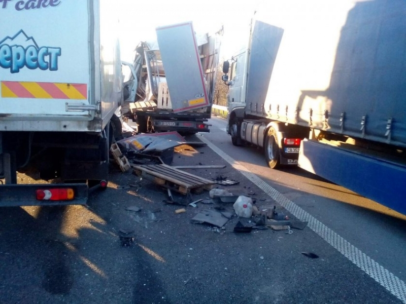 Тежка катастрофа между два камиона на 77 км на магистрала
