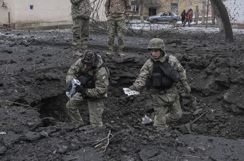 Един загинал и 25 ранени в Запорожие след ракетен удар по жилищна сграда