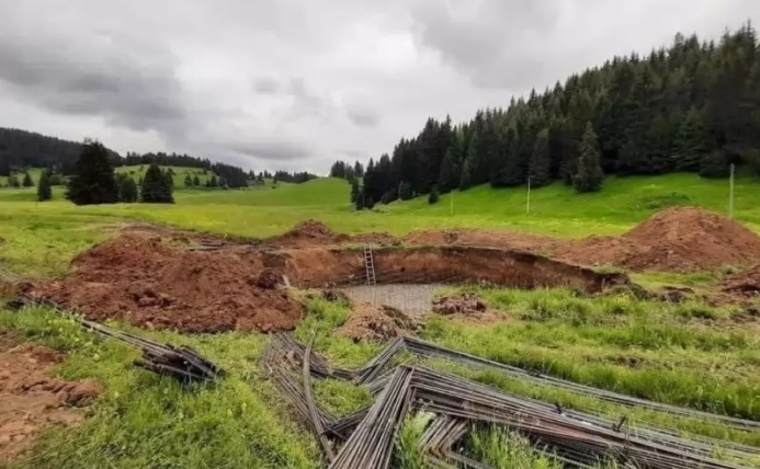 С напредването на проекта за мегапилон Роженските поляни са се