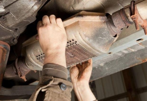 Заловиха в крачка младеж готвил се да свали катализатора на