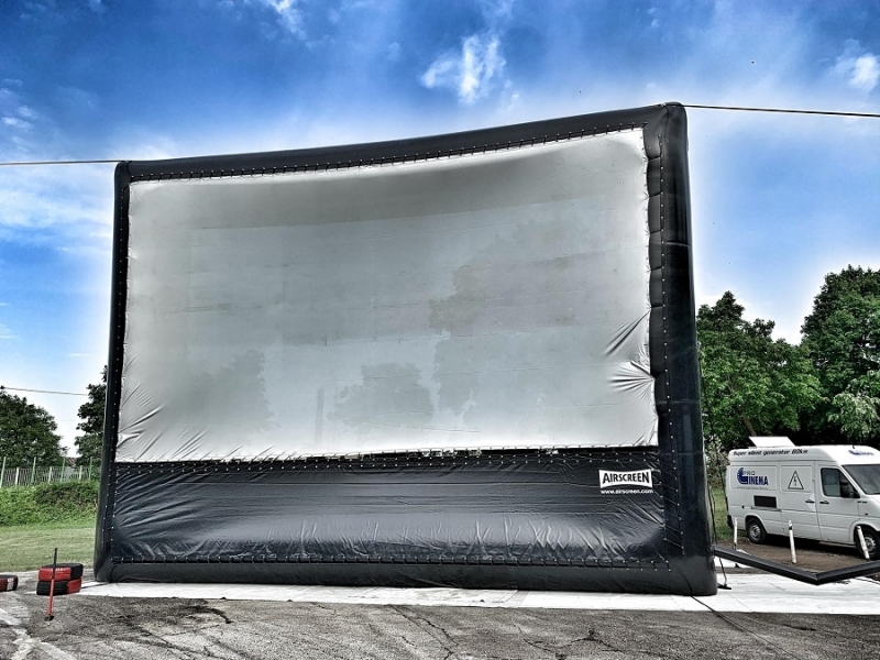 Започна монтажът на екрана и озвучителната система за предстоящите прожекции