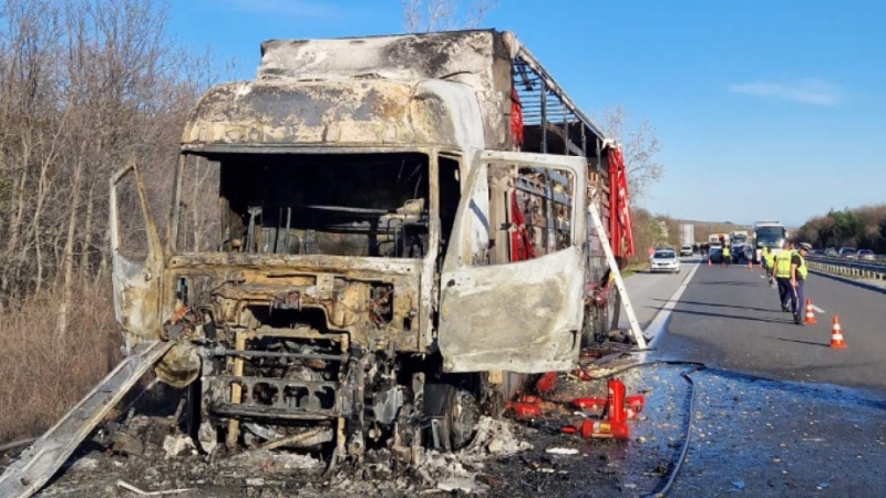 Два екипа огнеборци се бориха с пламъци излизащи от ТИР