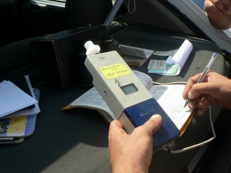 Пътни полицаи свалиха регистрационните табели на кола карана от пиян