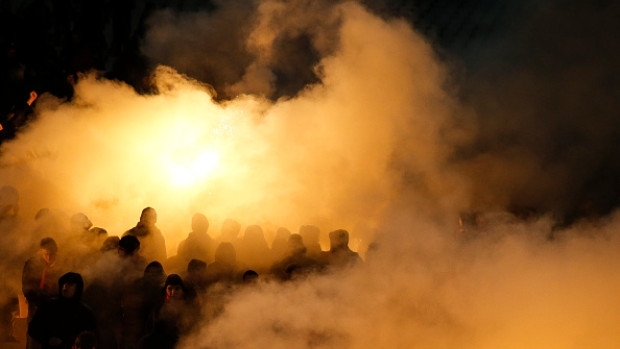 Осем френски полицаи са пострадали при сблъсъци с фенове на