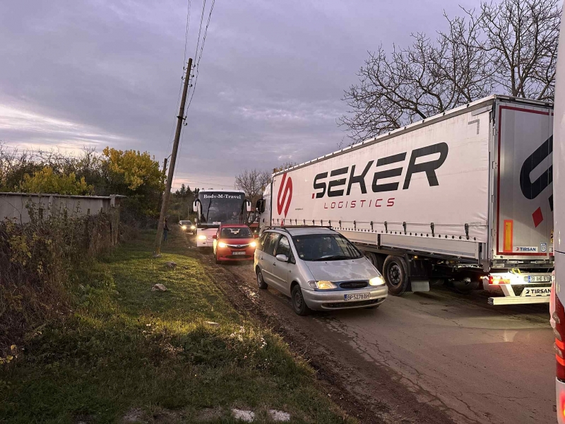 Внимание, шофьори! Транспортен хаос в Оходен, движението е блокирано заради камионите /снимки/