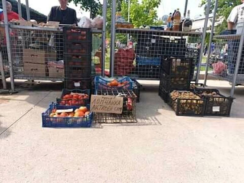 Търговец събра погледите на пазара в Лом с уникална табела