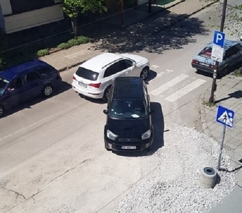 Блондинка втрещи участниците в движението на улица в центъра на