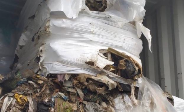 Голямо количество загробен опакован боклук с неясен произход е открит