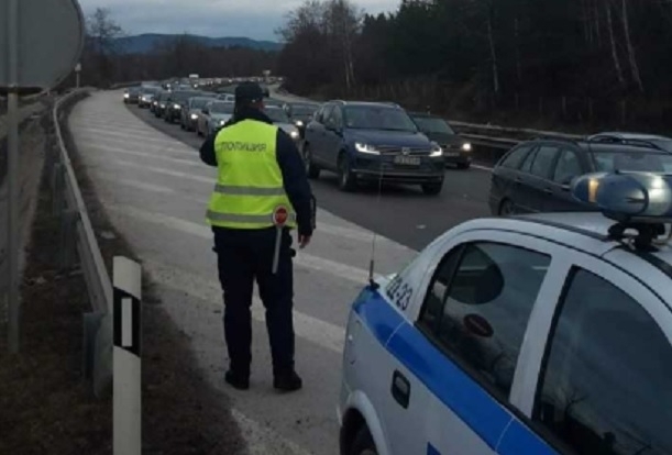 Засилен и натоварен трафик предвиждат органите на реда днес по