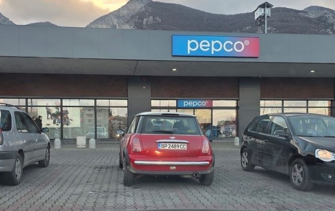 Шофьор спря колата си на две паркоместа във Враца видя