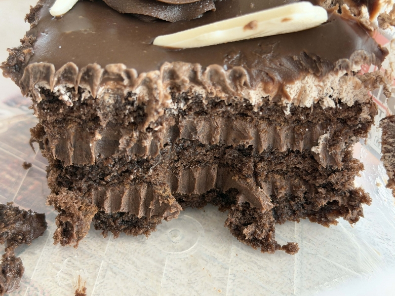 Отврат! Баба от Монтана си поръча торта за рождения ден, получи я с гнусен бонус /снимки/