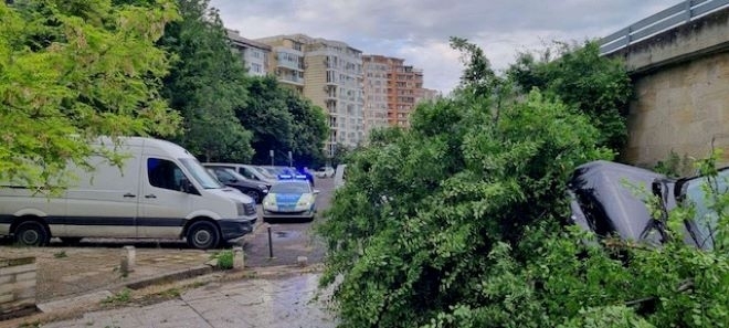 Шофьор избяга след гонка и катастрофа в Бургас, в колата му откриха нелегални мигранти /снимки/