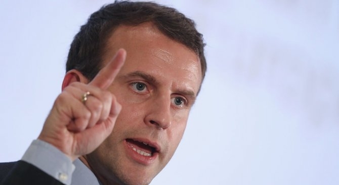 Френският президент Еманюел Макрон заяви че през следващите дни ще вземе решение