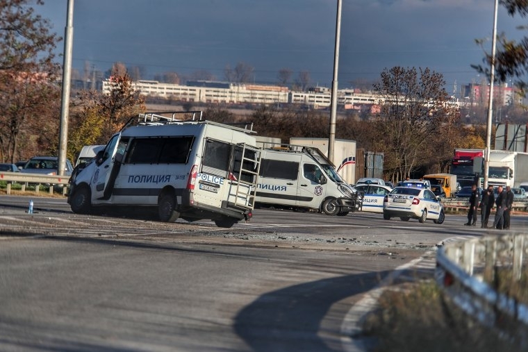Лекарите продължават да се борят за живота на полицая който