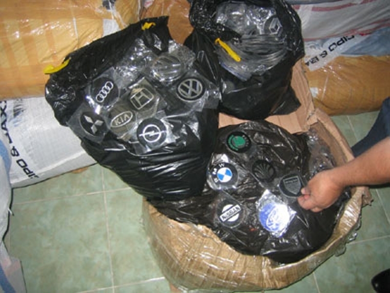 Митническите служители на Териториална дирекция Южна морска задържаха контрабандни емблеми