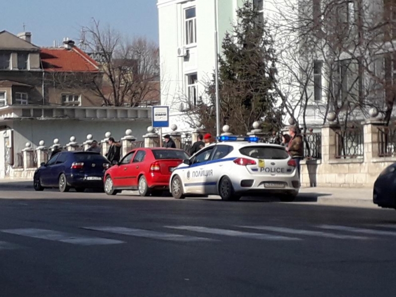 Лек автомобил удари патрулен атомобил на полицията спрял на пешеходна