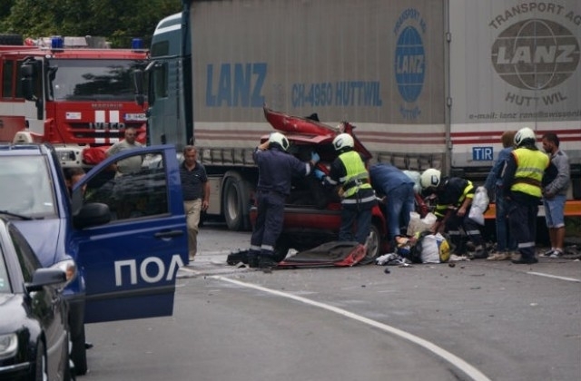 Семейство е загинало при жестока катастрофа на пътя между Враца