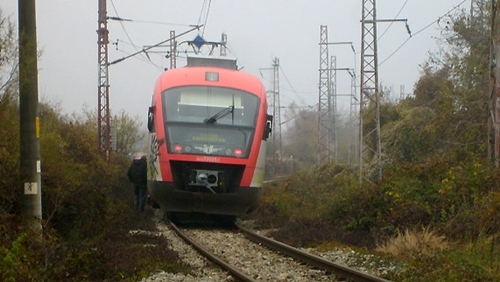 Полицията спря влак в района на Вакарел заради намушкан човек