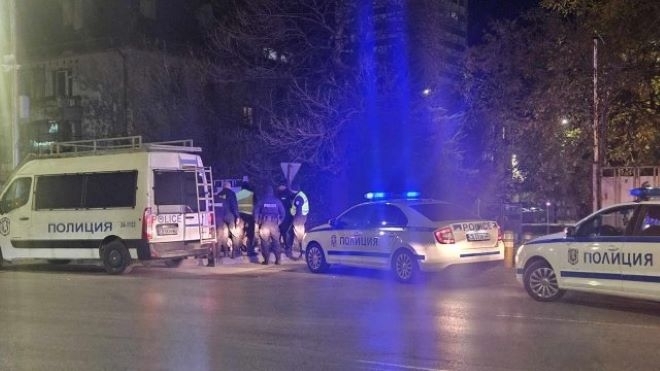 Преследване и стрелба: Полицаи задържаха нелегални мигранти край летище София